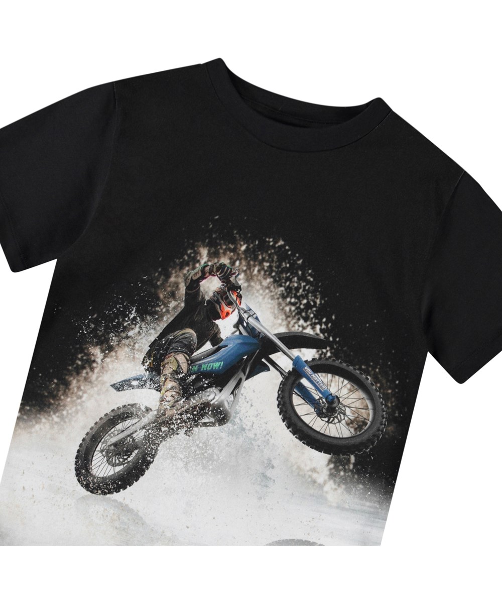 Riley - Water Wheelie - Kinder t-shirt in zacht biologisch katoen met korte mouwen en ribboord rond de hals.