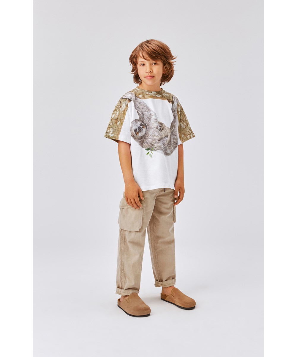 Rillo - Hanging Sloth - Witte biologische t-shirt met luiaardprint