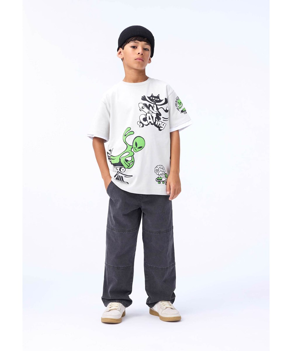 Rodney - A Lien To Tail - Beige oversized kinder t-shirt gemaakt van zacht biologisch katoen met een ribboord rond de hals.