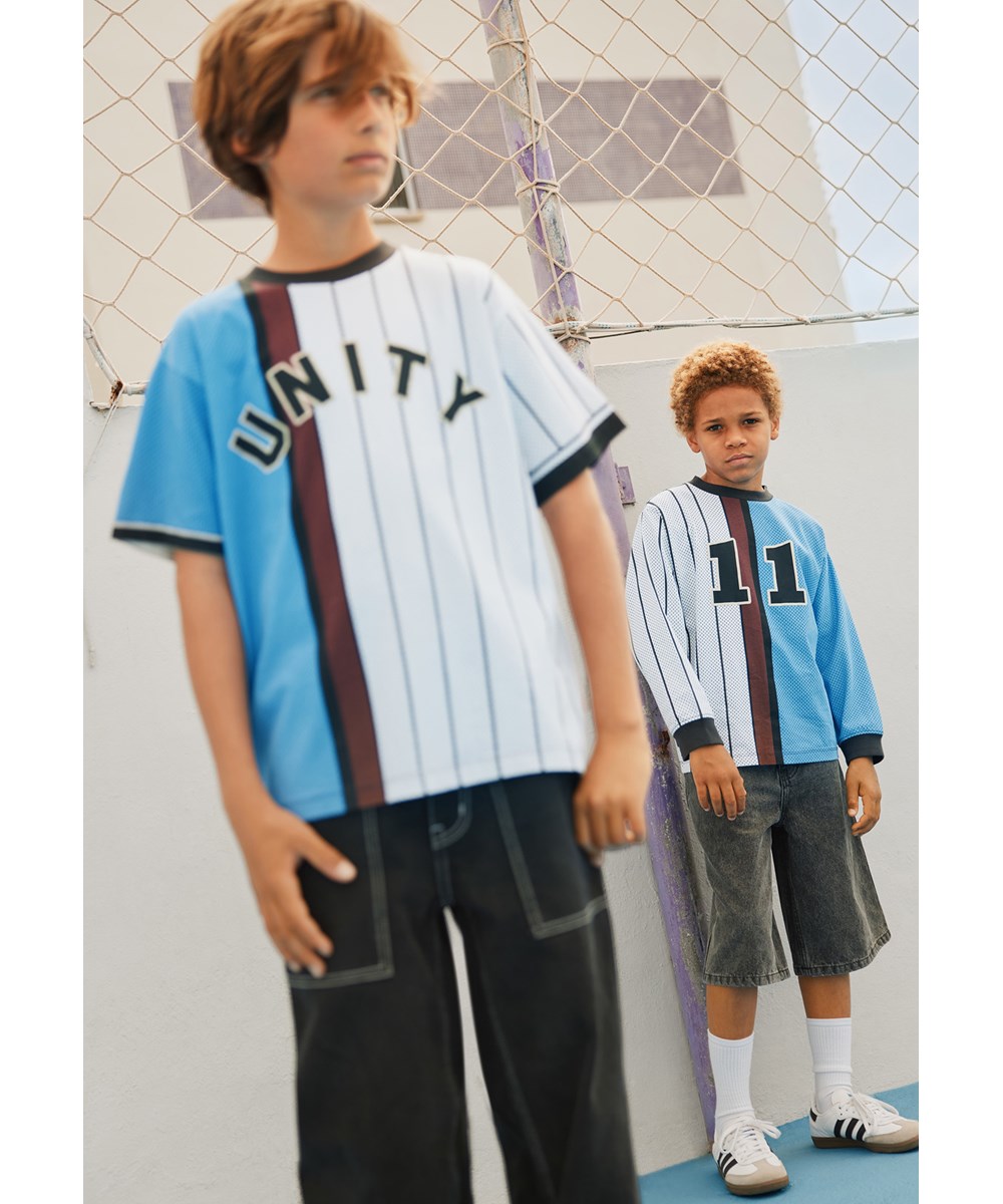 Rodney - Basket Mash-Up - Blauw-wit kinder T-shirt gemaakt van biologisch katoen