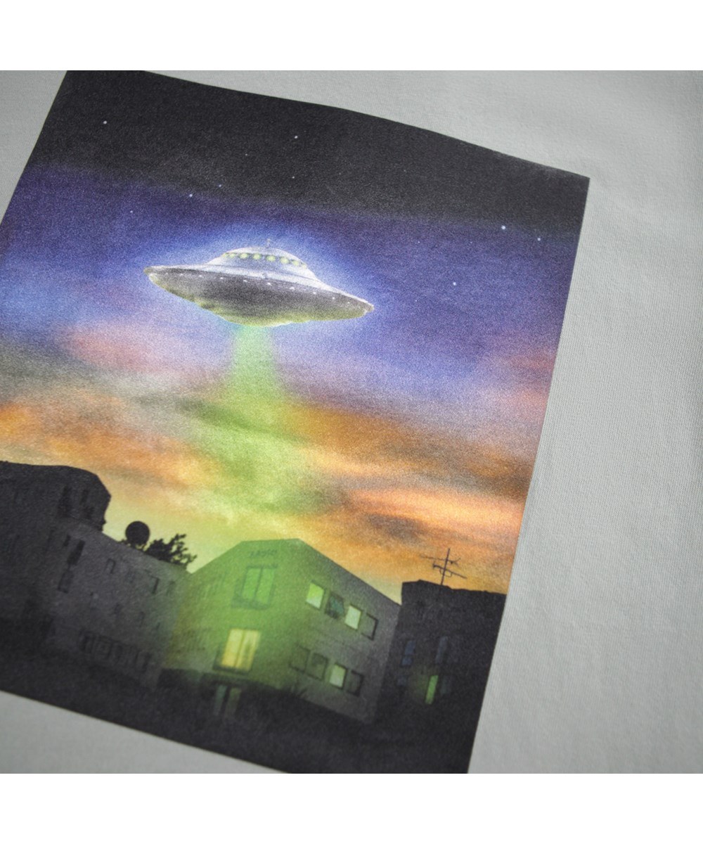 Rodney - Beaming Up - Grijze oversized kinder t-shirt gemaakt van zacht biologisch katoen met een ribboord rond de hals.