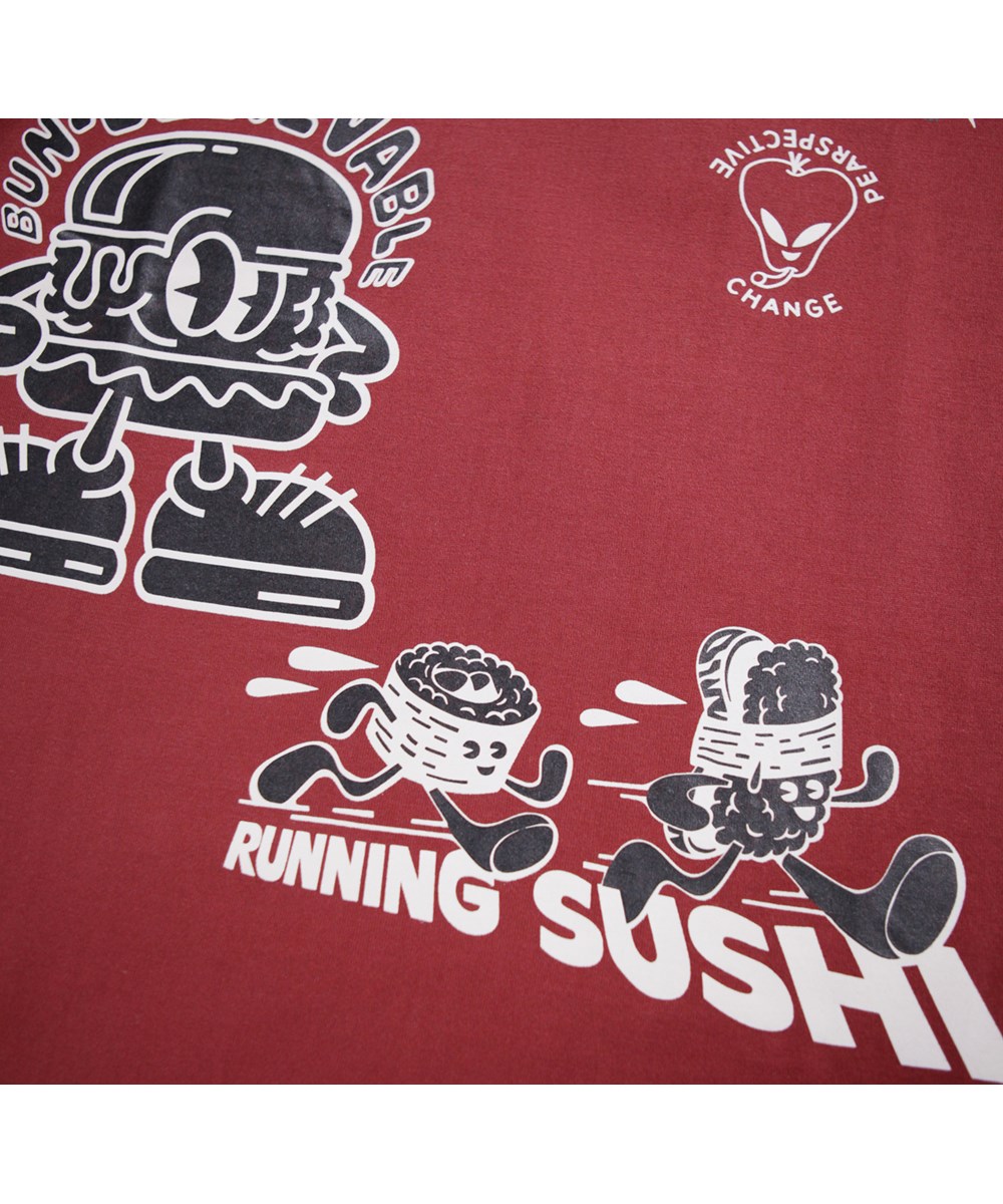 Rodney - Dark Red - Oversized kinder t-shirt in bordeauxrood gemaakt van zacht biologisch katoen met een print en een ribboord rond de hals.