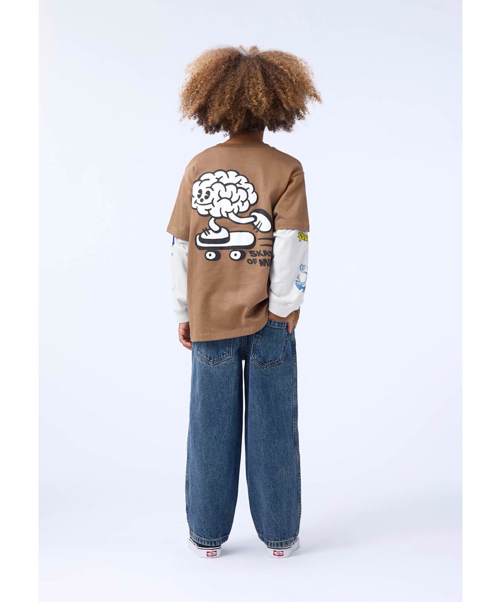 Rodney - Fawn - Bruin oversized kinder t-shirt  gemaakt van zacht biologisch katoen met een ribboord rond de hals.
