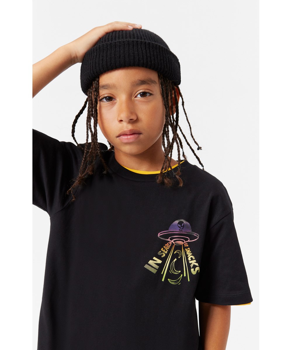 Rodney - In Search Of___ - Zwart t-shirt van biologisch katoen met UFO-print op de voor- en achterkant.