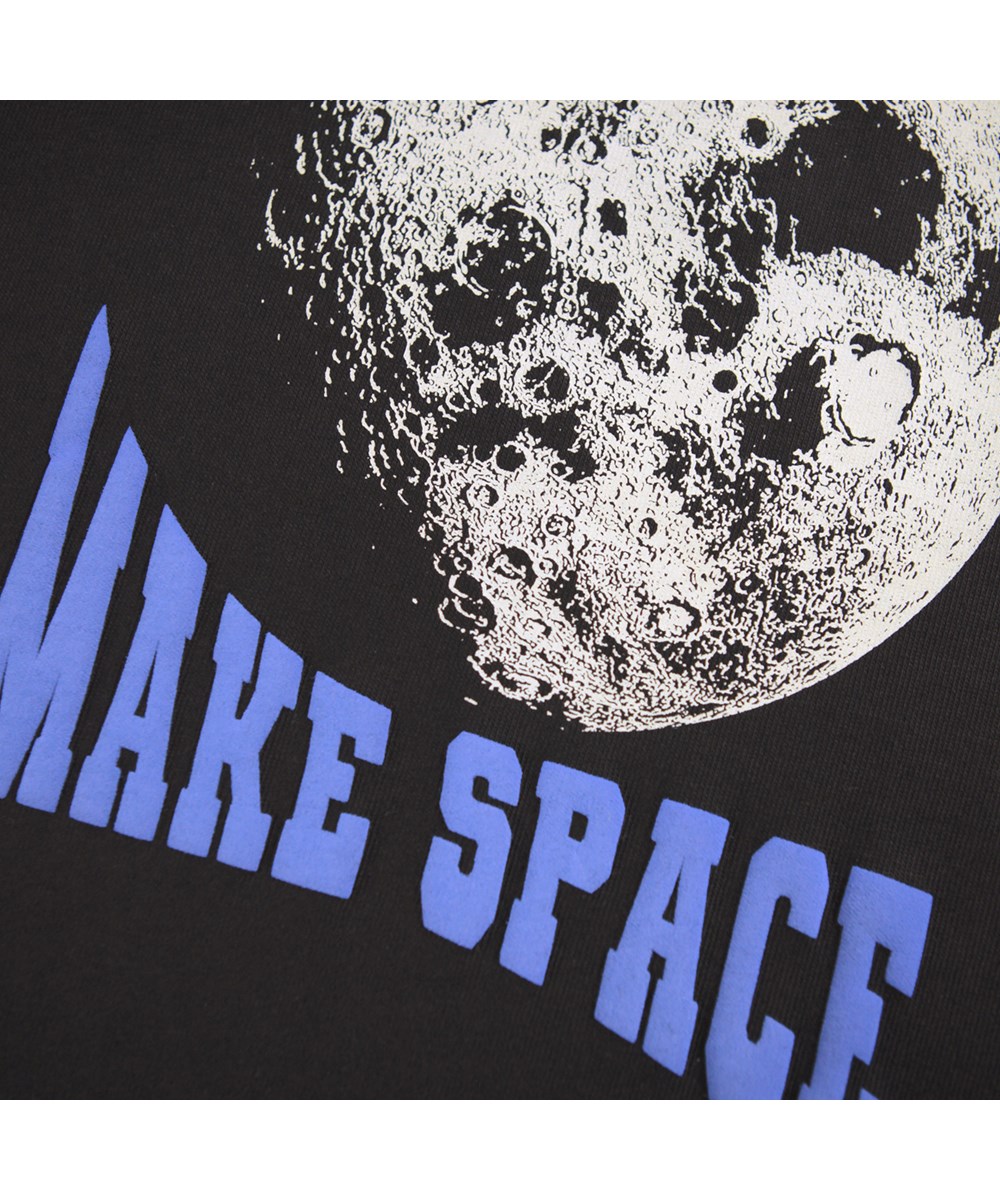 Rodney - Moon Graphic - Zwarte oversized kinder t-shirt gemaakt van zacht biologisch katoen met een ribboord rond de hals.