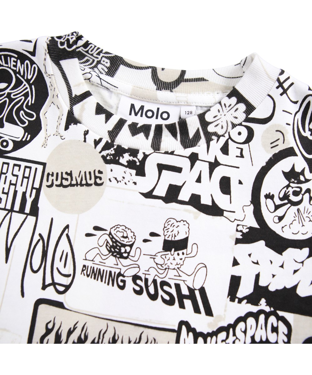 Rodney - Sticker Wall - Wit oversized kinder t-shirt gemaakt van zacht biologisch katoen met een ribboord rond de hals.