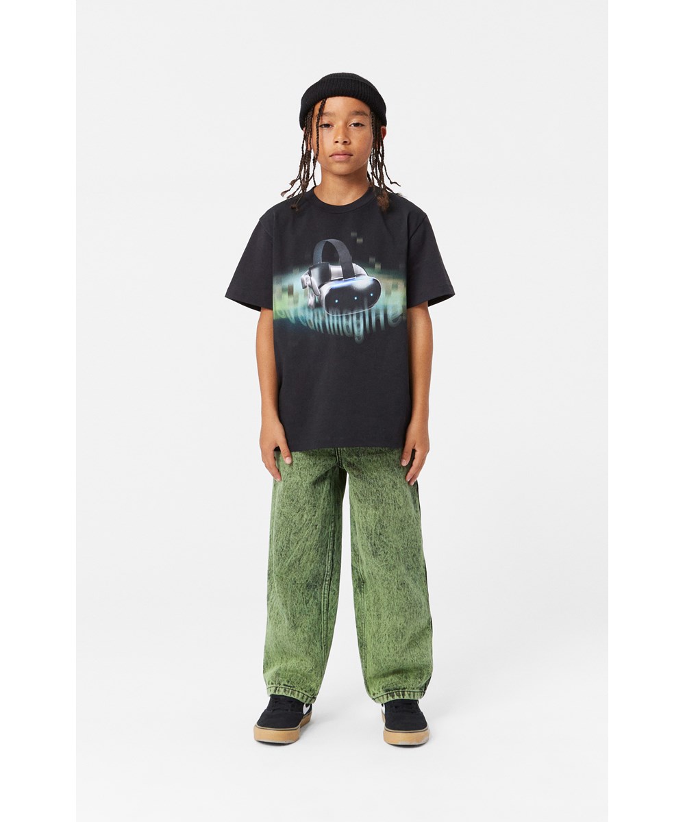 Rodney - VR Headset - Oversized zwart t-shirt met een VR-geïnspireerde print op de voorkant.