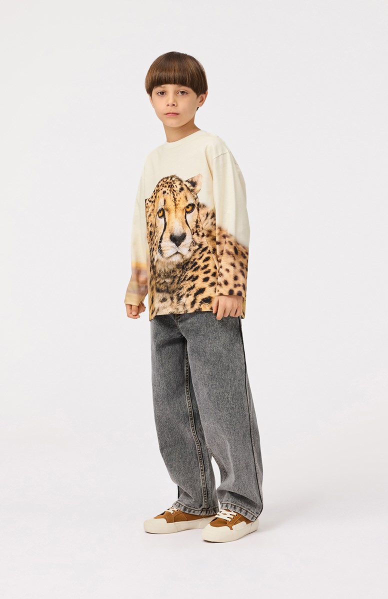 Rollo - Big Cheetah Light - Kindersweater van biologisch katoen met ribboord rond de hals met een print van een cheeta.