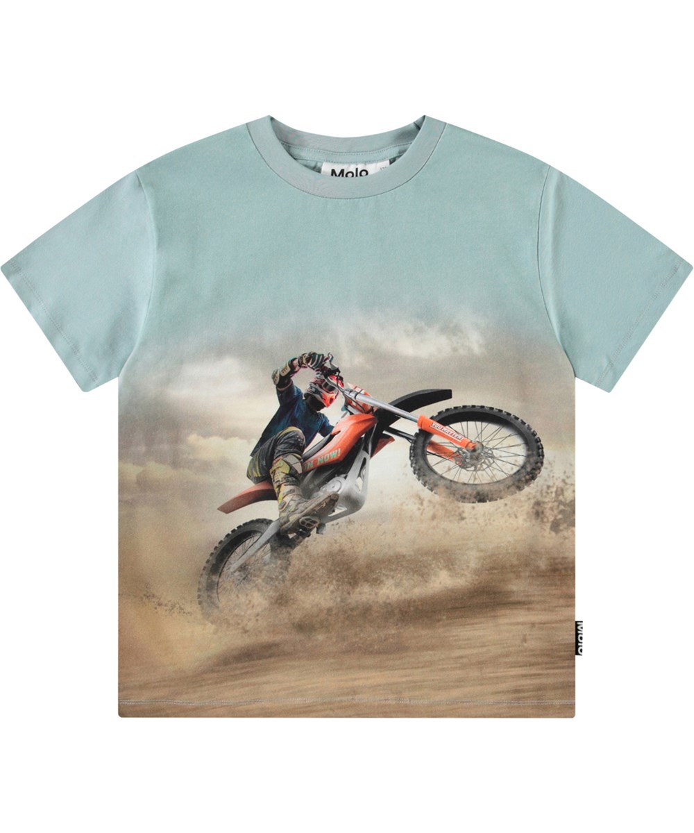 Roxo - Dust Wheelie - Ruimvallende blauw kinder t-shirt van biologisch katoen met korte mouwen en ribboord rond de hals.