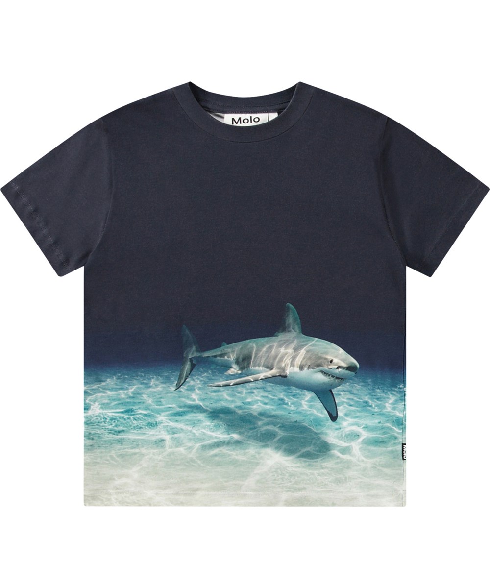 Roxo - Faded Shark - Donkerblauw kinder t-shirt van biologisch katoen met korte mouwen en ribboord rond de hals.