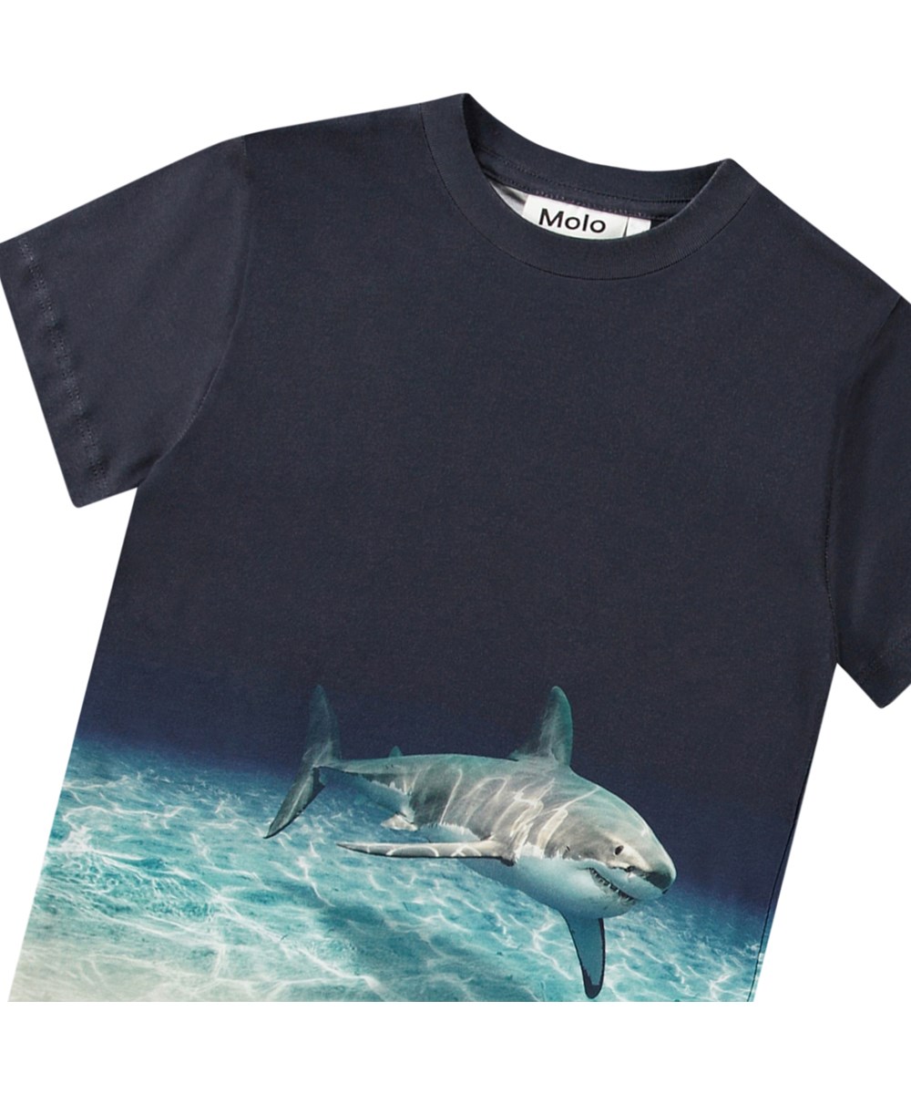 Roxo - Faded Shark - Donkerblauw kinder t-shirt van biologisch katoen met korte mouwen en ribboord rond de hals.