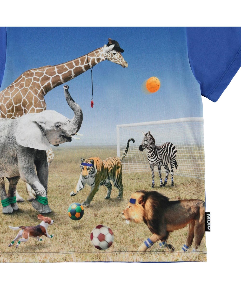 Roxo - Football Game - Blauwe biologische t-shirt met voetballende dieren