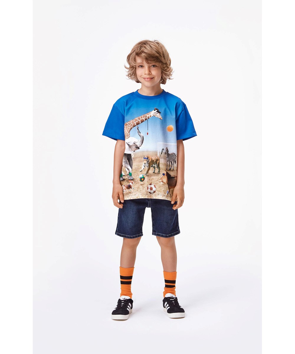 Roxo - Football Game - Blauwe biologische t-shirt met voetballende dieren