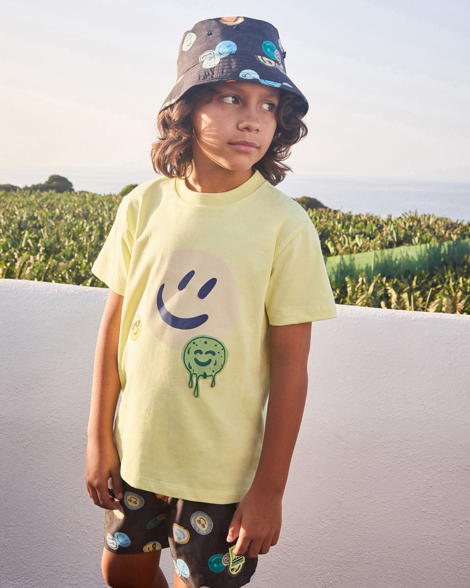 Roxo - Sticker Smile - Gele kinder t-shirt van biologisch katoen met korte mouwen en ribboord rond de hals.