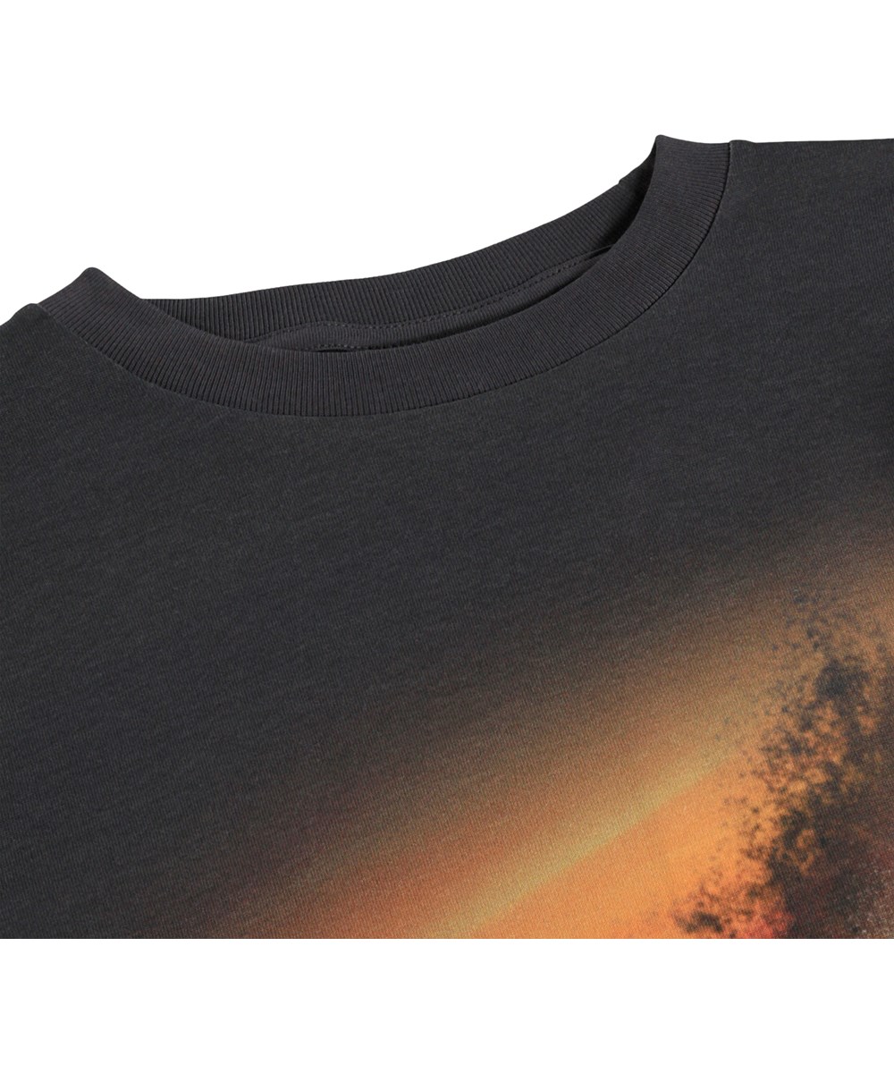 Rube - Beach Race Dark - Grijze kinder longsleeve en een print van raceauto's gemaakt van biologisch katoen