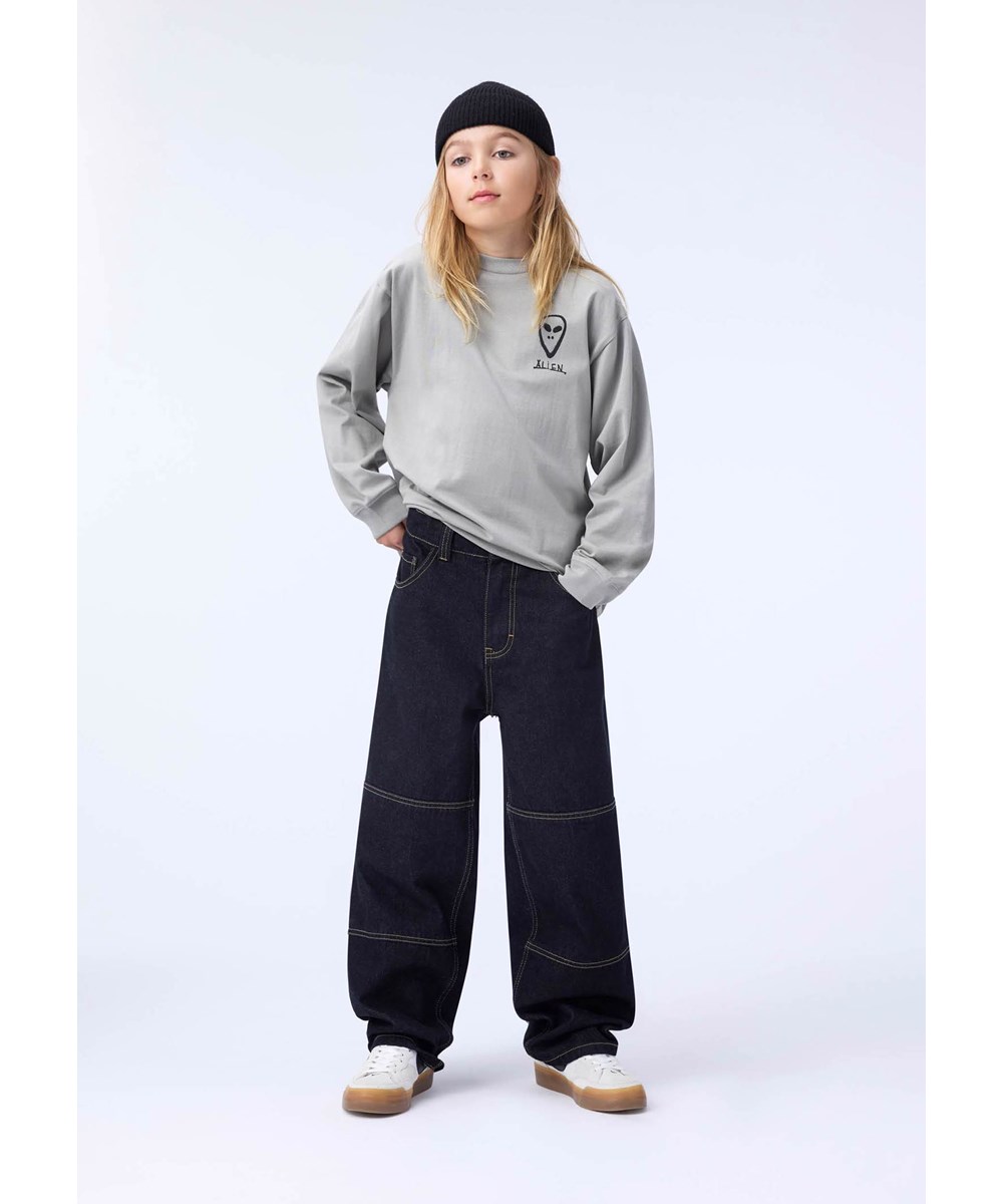 Rube - Forest Fog - Kaki longsleeve voor kinderen gemaakt van biologisch katoen met een ribboord rond de hals en op de voor- en acherkant een graffitt alien gezicht.