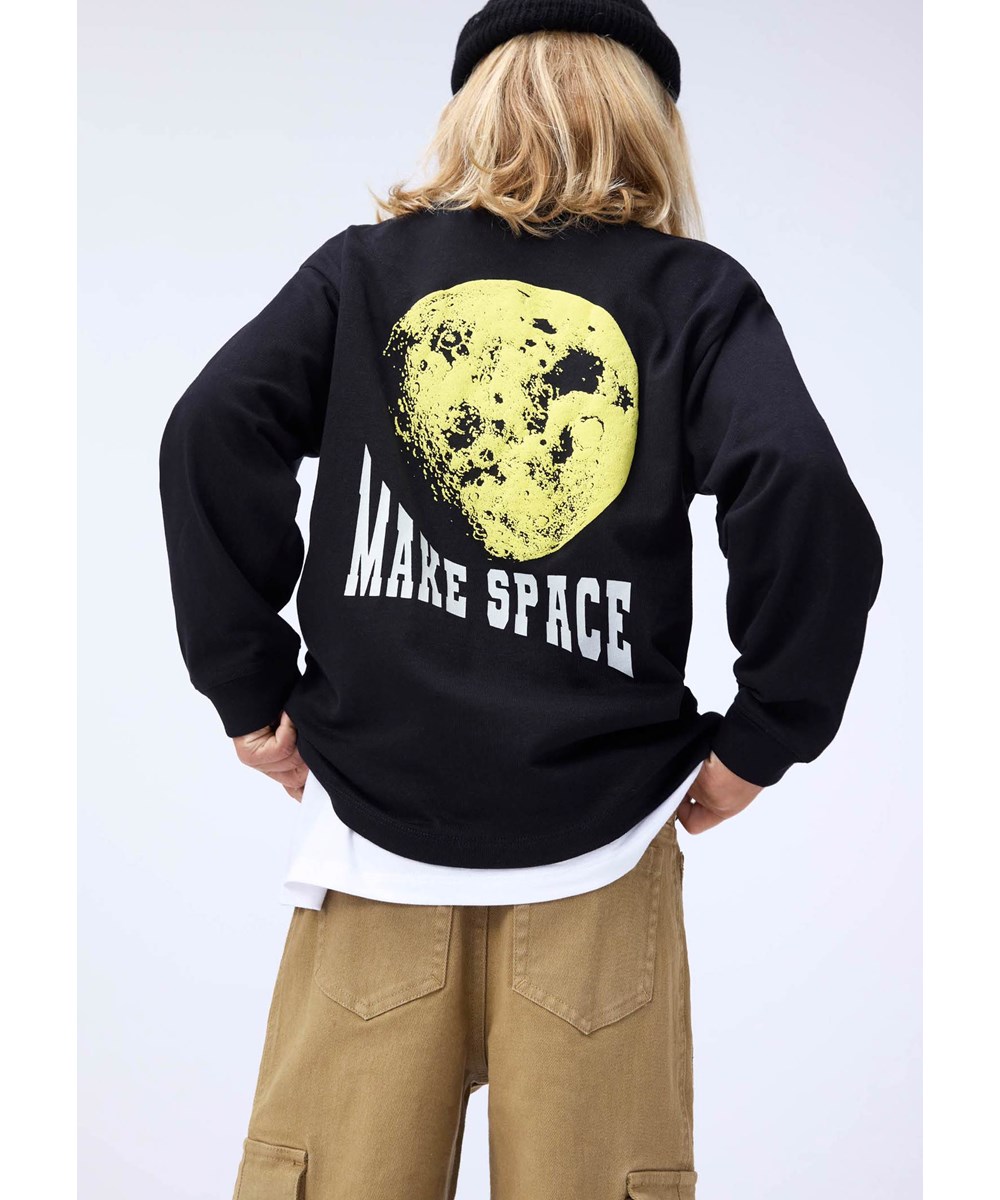 Rube - Make Space Moon - Zwarte longsleeve voor kinderen gemaakt van biologisch katoen met een ribboord rond de hals en mouwen en op de achterkant een gele rubberen maanprint.