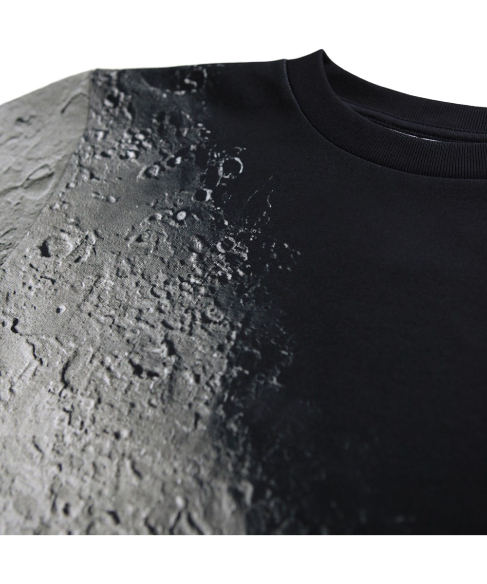 Rube - Moon Fade - Zwart, grijs en beige longsleeve voor kinderen gemaakt van biologisch katoen met een ribboord rond de hals en een print van de ruwe oppervlakte van de maan.