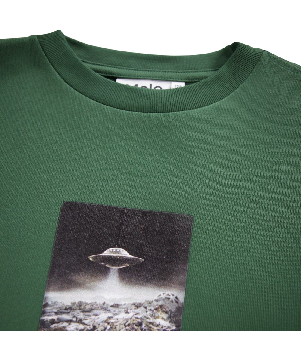 Rube - Pine Tree - Donkergroene longsleeve voor kinderen van biologisch katoen met een ribboord rond de hals en mouwen en op de voor- en achterkant een print van een UFO.
