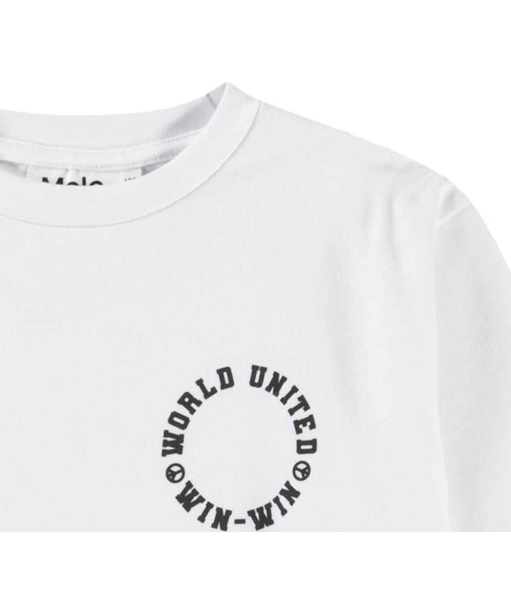 Rube - World Ball - Wit ruimvallende kinder longsleeve van biologisch katoen met ribboord rond de hals en mouwen.