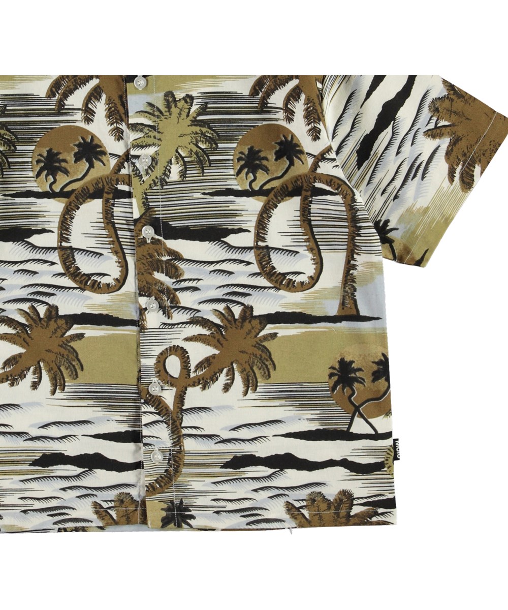 Rass - Sunset Smiles - Kurzarmshirt mit braunem Palmenprint.