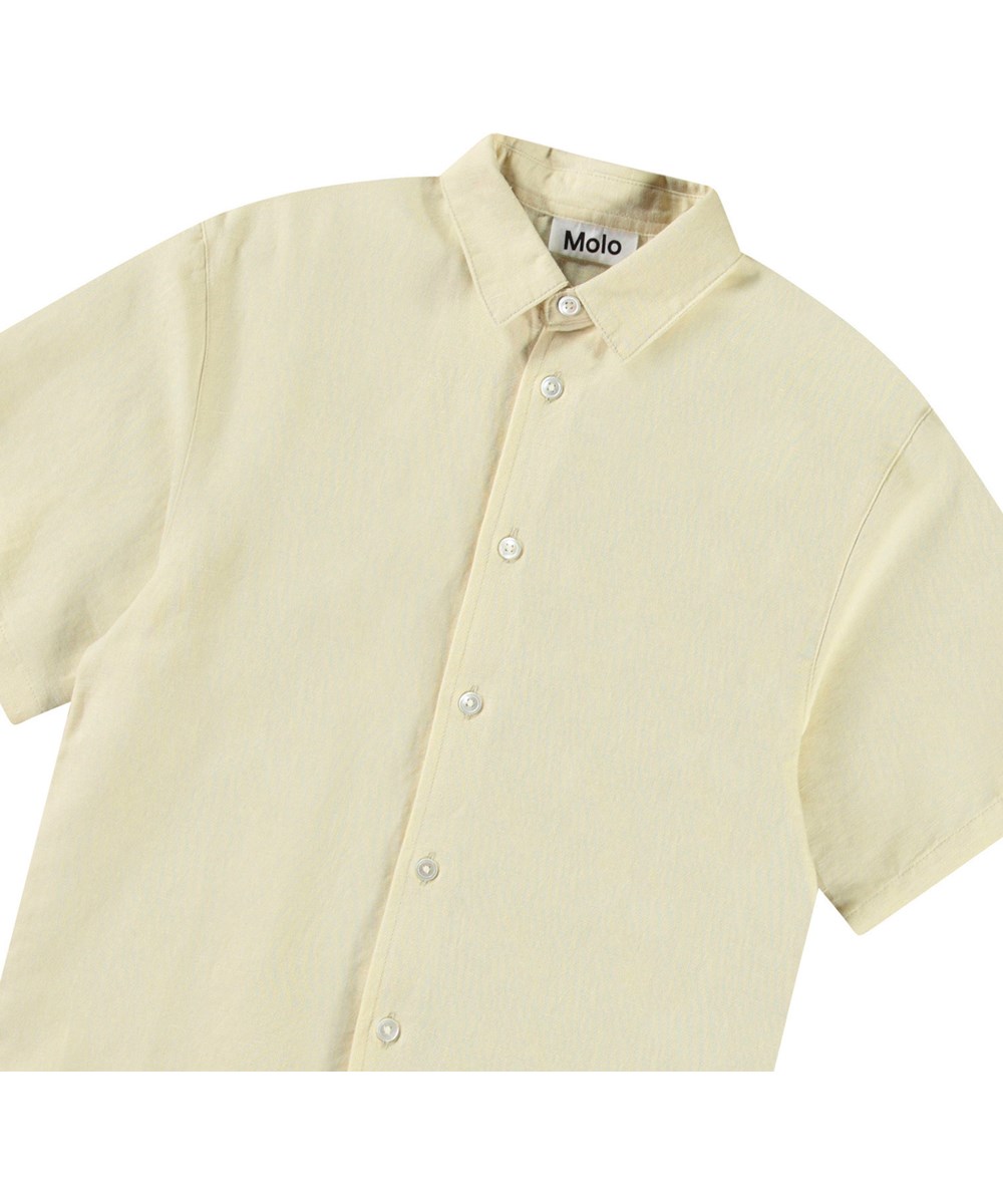 Richie - Alabaster - Oversized beiges Leinenshirt mit weiten T-Shirt-Ärmeln, klassischem Hemdkragen und Knopfverschluss vorne.