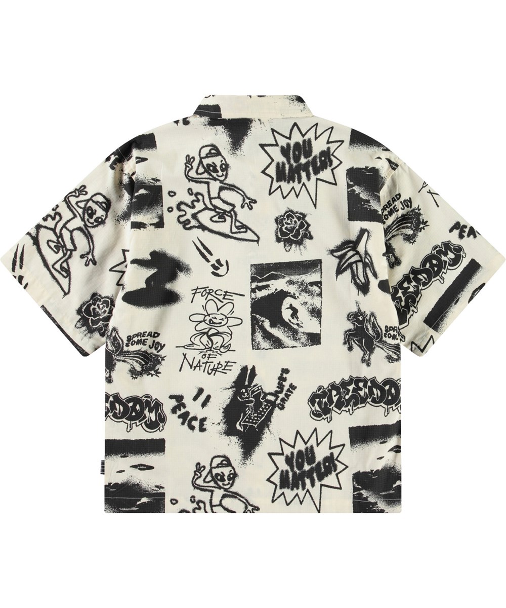 Richie - Art Mix - Beiges Shirt mit Aufdruck für Kinder aus weicher Öko-Baumwolle mit weiten T-Shirt-Ärmeln, klassischem Hemdkragen und Knopfverschluss auf der Vorderseite.