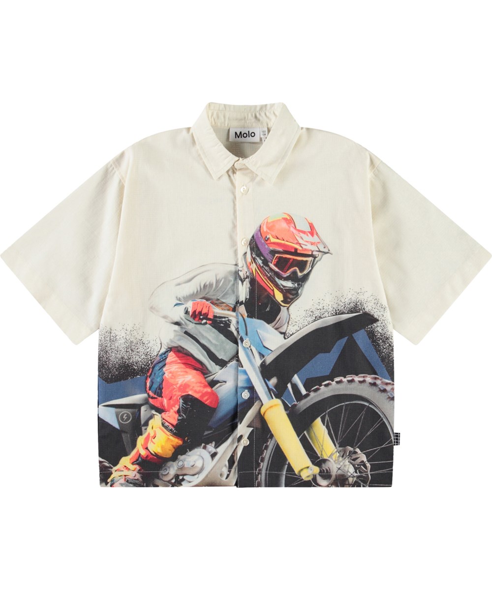 Richie - Big MC Light - Beiges Shirt mit Aufdruck für Kinder aus weicher Öko-Baumwolle mit weiten T-Shirt-Ärmeln, klassischem Hemdkragen und Knopfverschluss auf der Vorderseite.