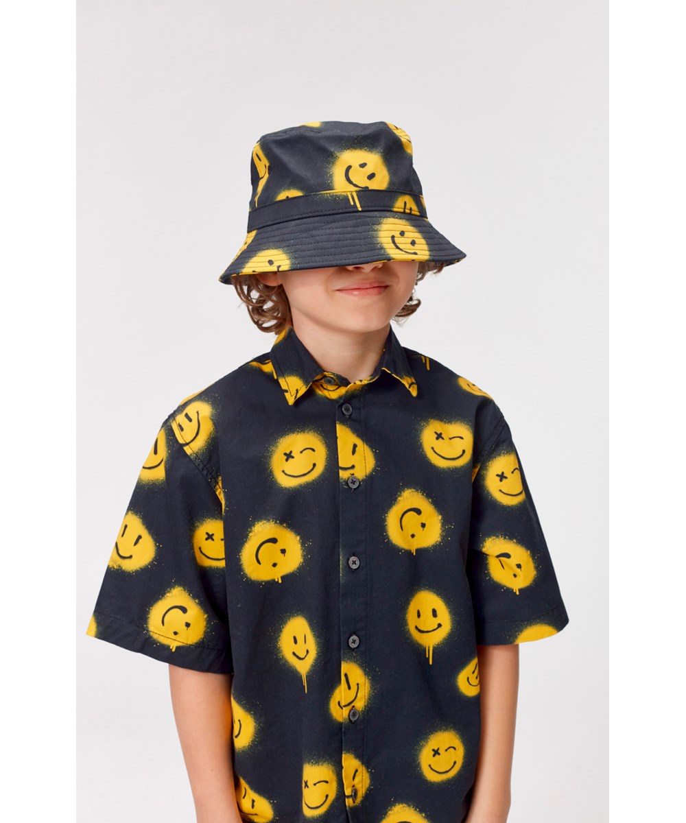 Richie - Smiles - Schwarzes Kurzarmshirt mit gelben Smileys.