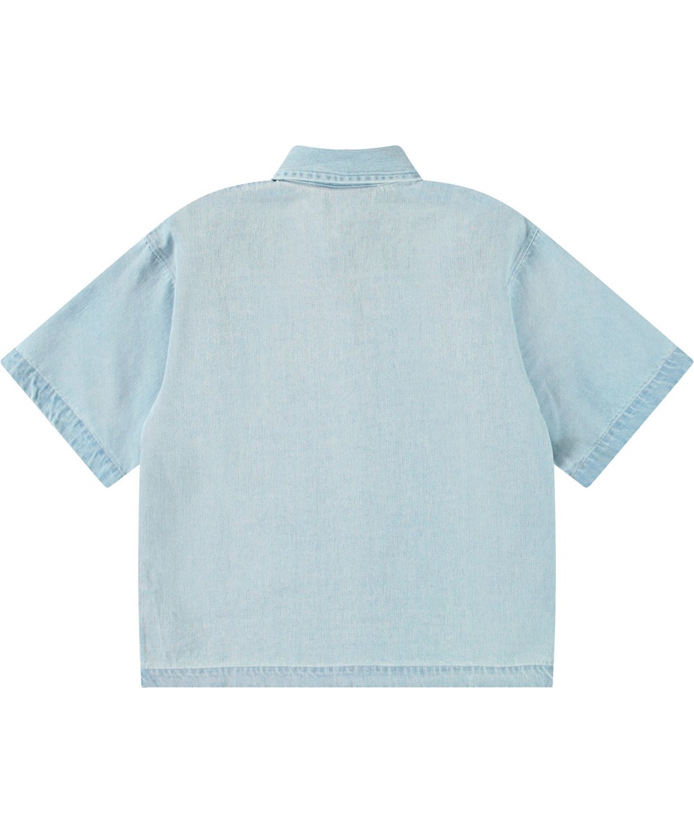 Richie - Misty Denim - Hellblaues Jeanshemd mit Druck für Kinder aus weicher Öko-Baumwolle mit weiten T-Shirt-Ärmeln, klassischem Hemdkragen und Knopfverschluss auf der Vorderseite.