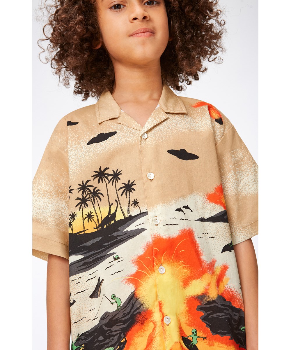 Rui - Alien Tourists - Sandfarbenes und gelbes Öko-Shirt mit Alien-Surfer-Placement-Print