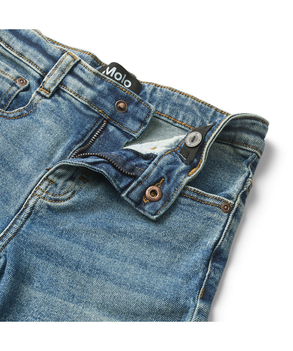 Aksel - Worn Denim - Hellblaue Slim-Fit-Jeans aus Öko-Baumwolle mit Stretch, Seitentaschen und Gesäßtaschen.