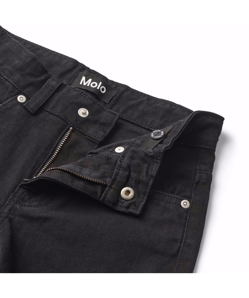 Andy - Black - Schwarze gerade geschnittene Jeans aus Öko-Baumwolle mit seitlichen und hinteren Taschen.