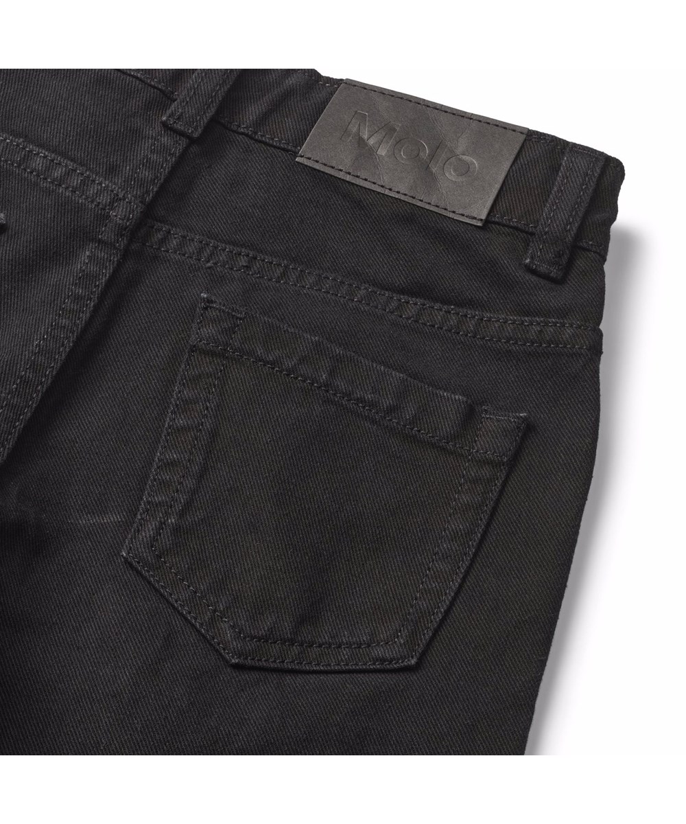 Andy - Black - Schwarze gerade geschnittene Jeans aus Öko-Baumwolle mit seitlichen und hinteren Taschen.