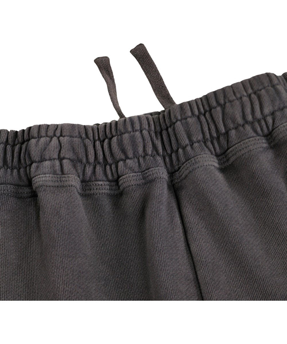 Addami - Raven - Weiche, dunkelgraue knielange Shorts für Kinder aus Öko-Baumwolle mit einem Druck