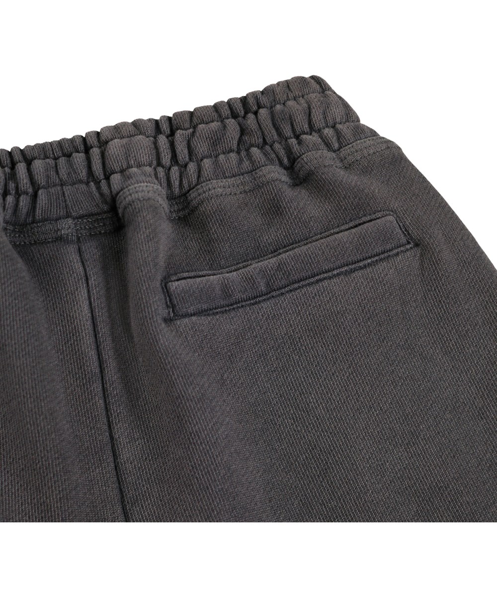 Addami - Raven - Weiche, dunkelgraue knielange Shorts für Kinder aus Öko-Baumwolle mit einem Druck