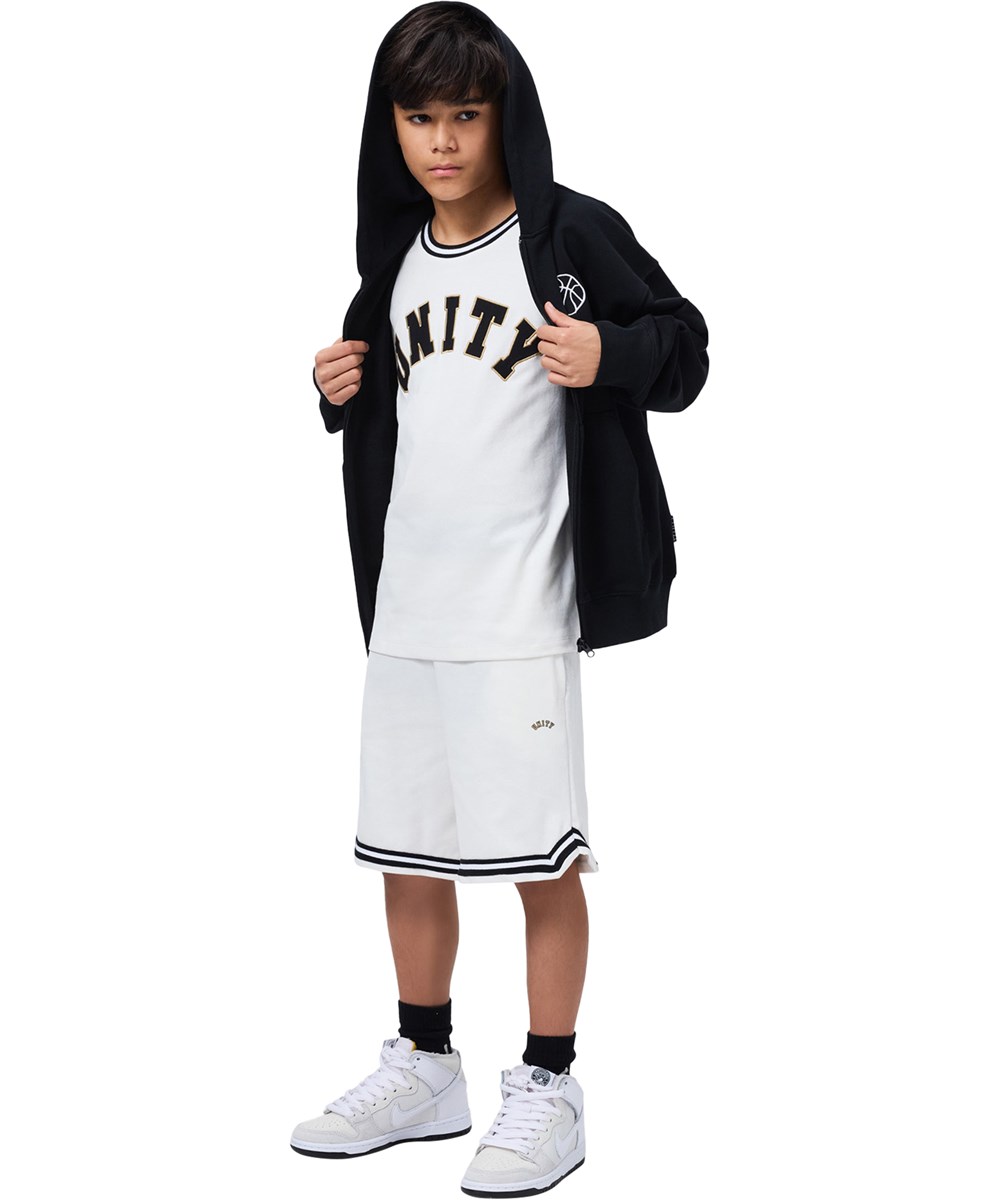 Adeen - Daylight White - Weiße, weiche knielange Basketballshorts für Kinder aus Öko-Baumwolle