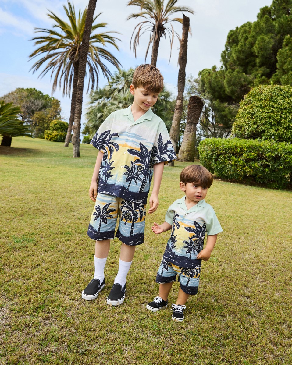 Adi - Beach Banana - Shorts aus Öko-Baumwolle mit Palmenmuster für Kinder.