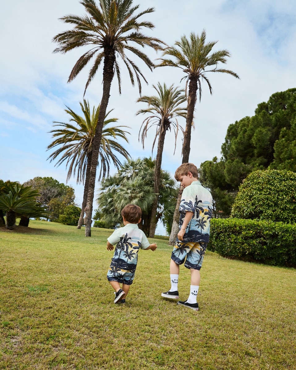 Adi - Beach Banana - Shorts aus Öko-Baumwolle mit Palmenmuster für Kinder.