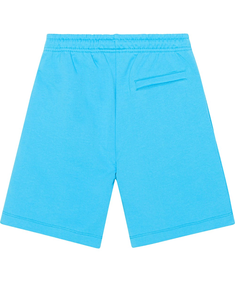 Adrian - Turquoise Blue - Türkisfarbene knielange Öko-Shorts mit platziertem „On Fire“-Aufdruck