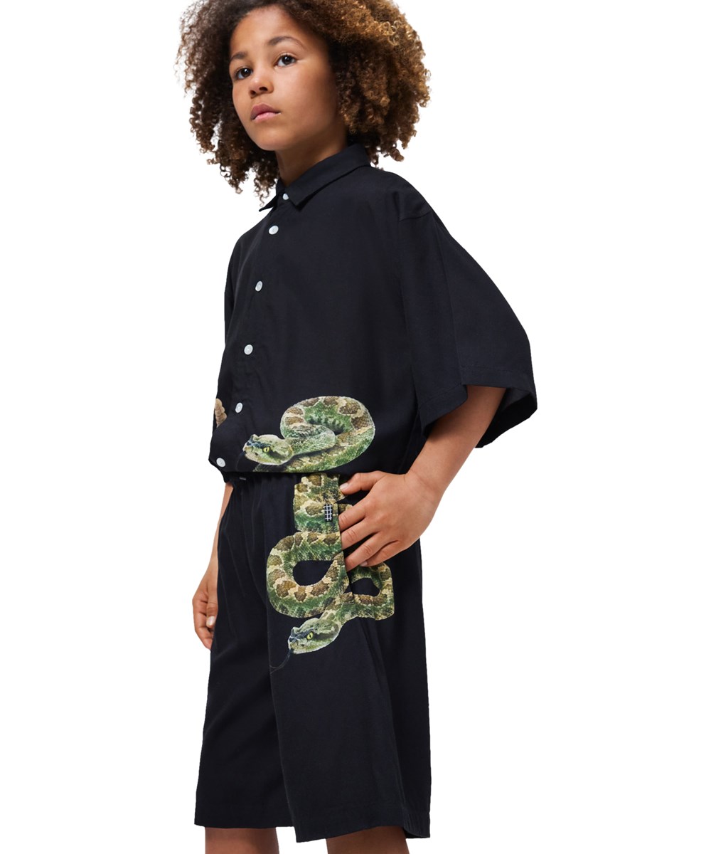 Alias - Green Rattle - Schwarze Kindershorts mit Schlangenmuster