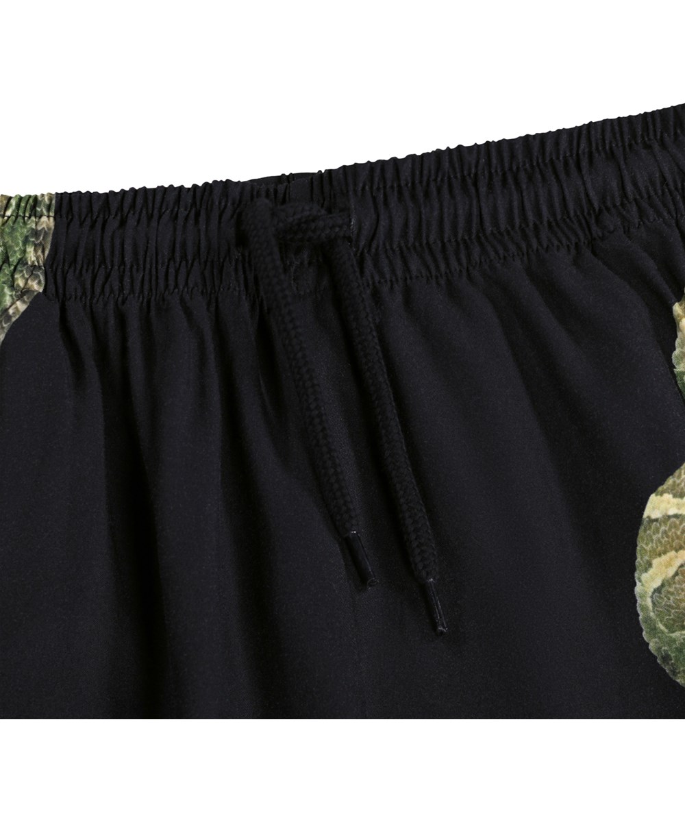Alias - Green Rattle - Schwarze Kindershorts mit Schlangenmuster
