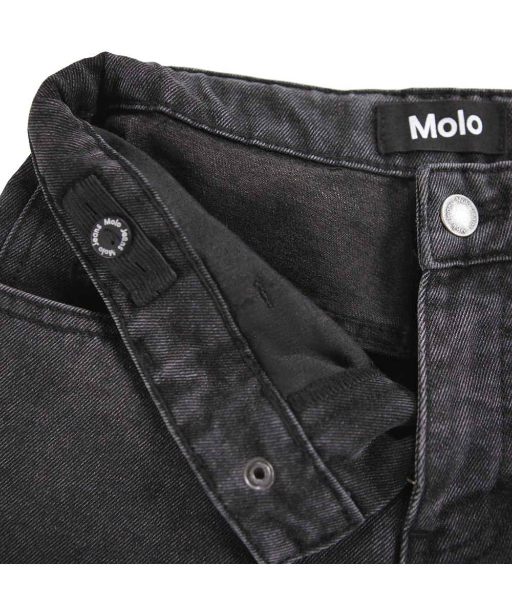 Alpha - Washed Black - Schwarze Jeansshorts für Kinder aus Öko-Baumwolle.