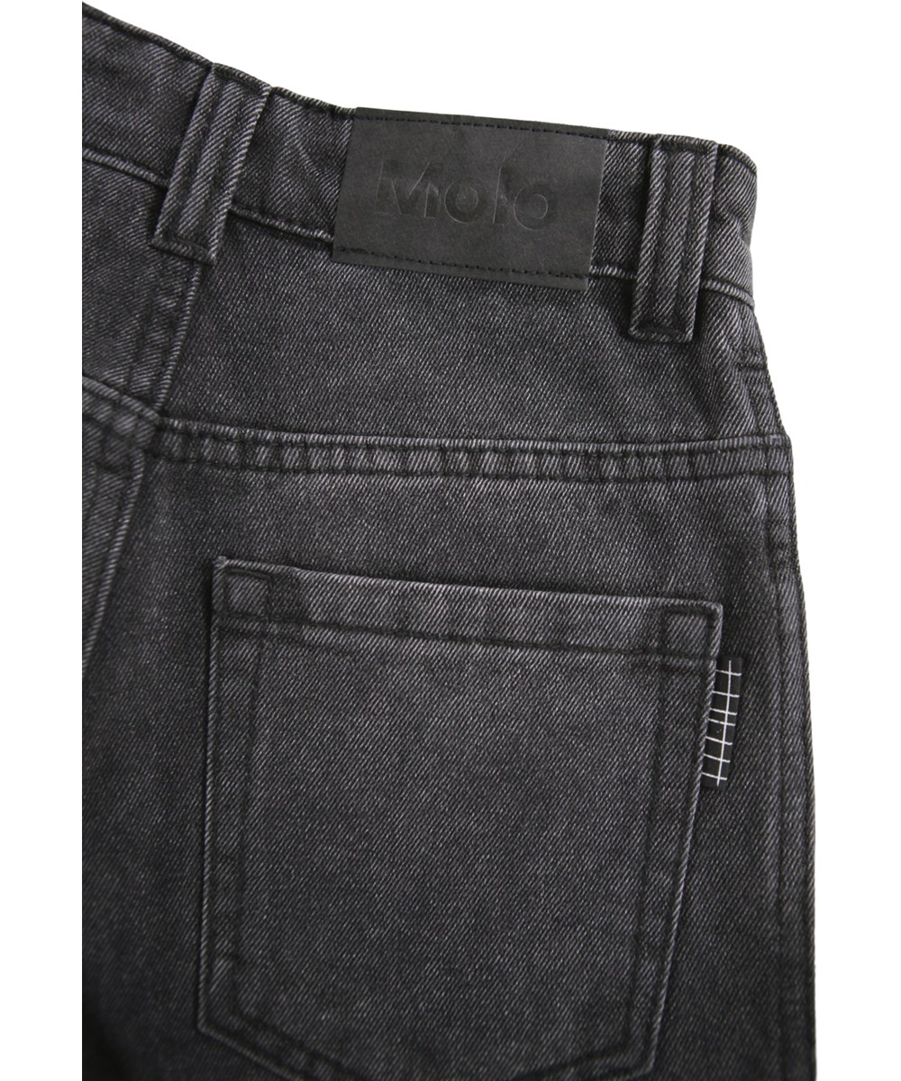Alpha - Washed Black - Schwarze Jeansshorts für Kinder aus Öko-Baumwolle.