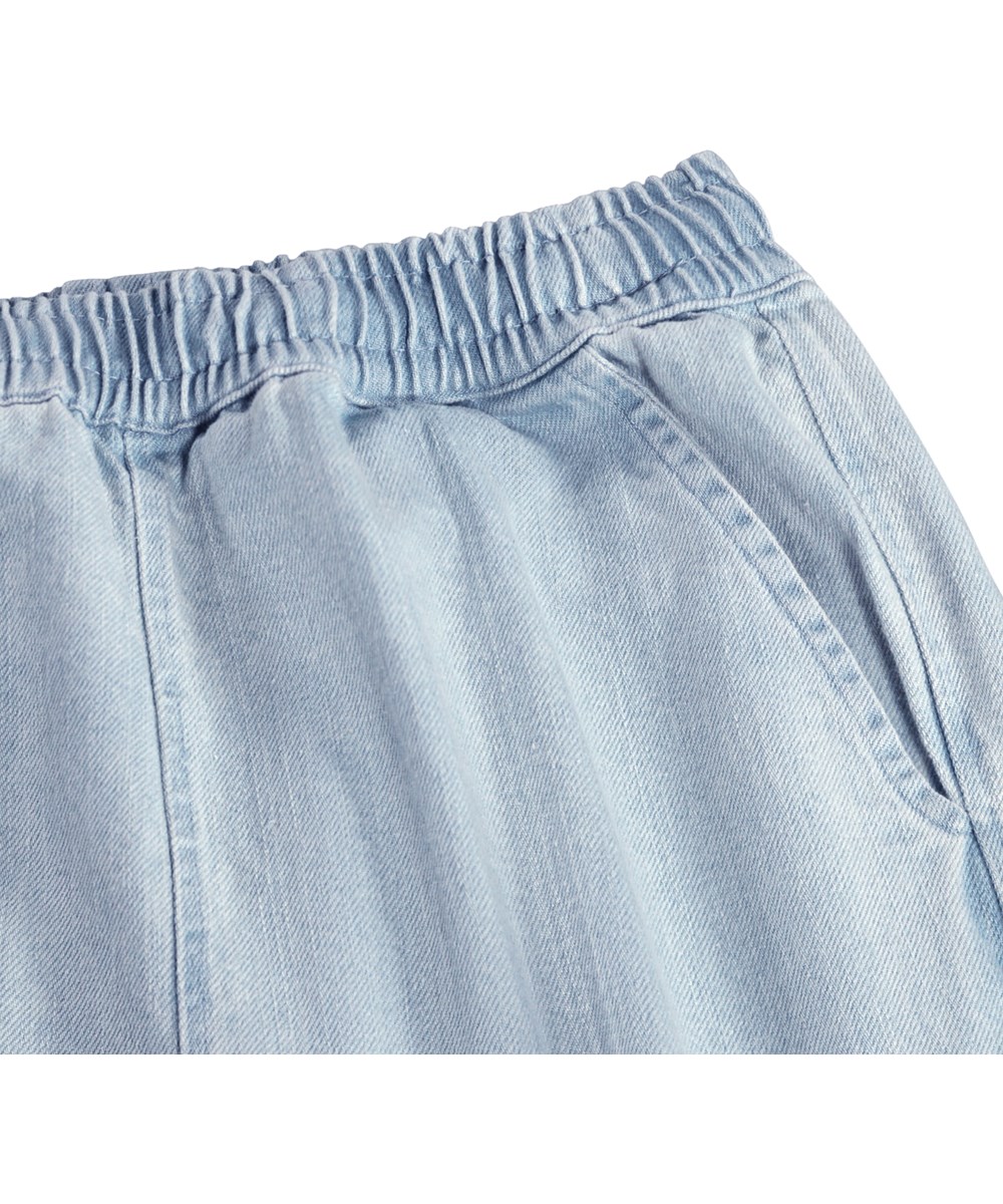 Avart - Misty Denim - Hellblaue, knielange Jeansshorts für Kinder aus Öko-Baumwolle