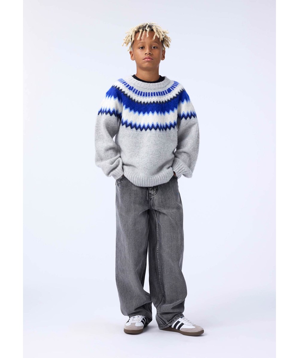 Baes wool - Nordic Blues - Hellgrauer Strickpullover für Kinder aus Wolle mit einem blauen, von der nordischen Tradition inspirierten Muster.