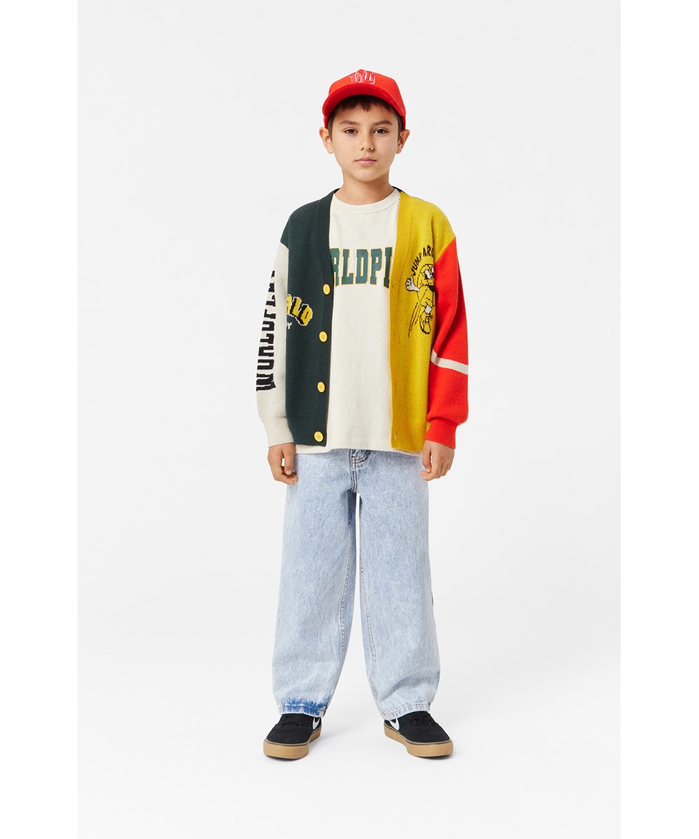 Burt - Colour Mix - Bunt gestreifter Baumwoll/Woll-Cardigan mit einem von College inspirierten Muster, mit dem Text "Worldplay" und Basketball-Kunstwerk.