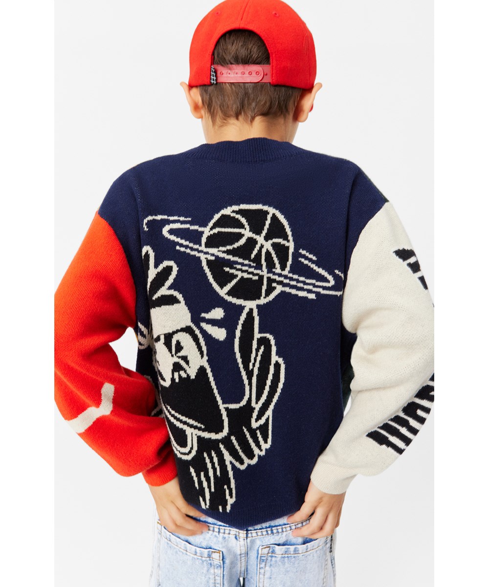 Burt - Colour Mix - Bunt gestreifter Baumwoll/Woll-Cardigan mit einem von College inspirierten Muster, mit dem Text "Worldplay" und Basketball-Kunstwerk.