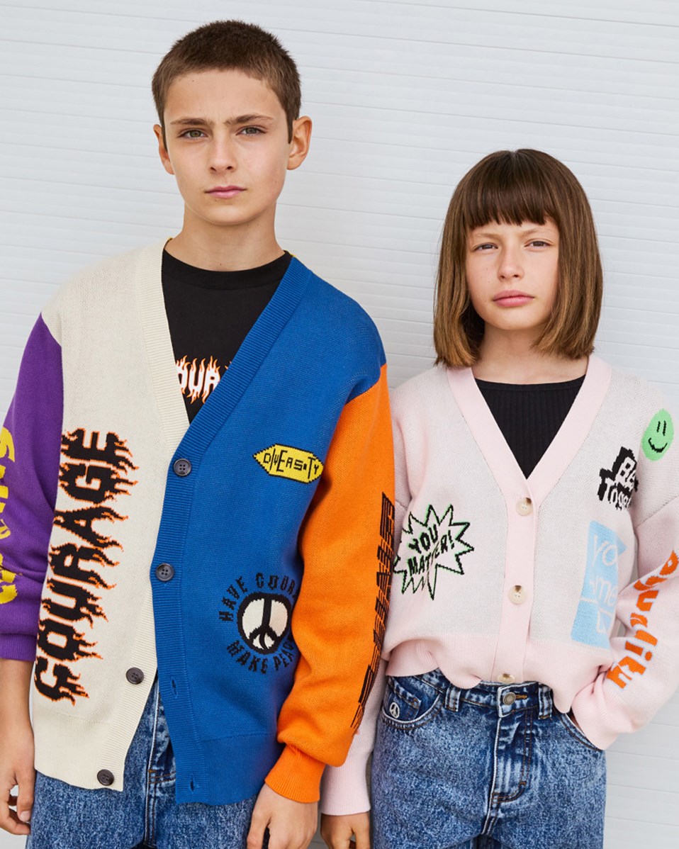 Burt - You Matter! - Bunte Strickjacke für Kinder aus Öko-Baumwolle mit V-Ausschnitt, gerippten Kanten am Hals, an den Ärmeln und am unteren Saum der Strickjacke sowie Knopfverschluss auf der Vorderseite.