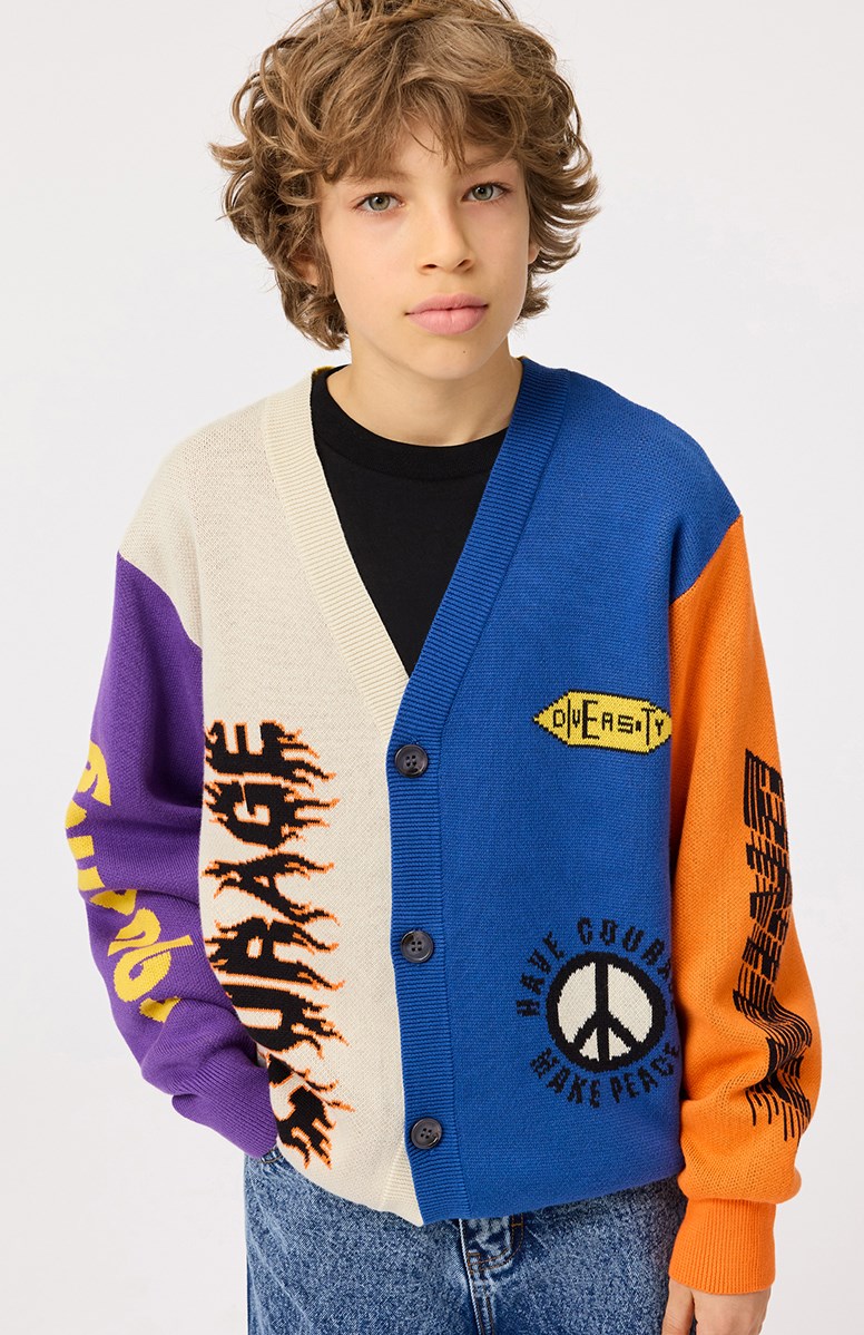 Burt - You Matter! - Bunte Strickjacke für Kinder aus Öko-Baumwolle mit V-Ausschnitt, gerippten Kanten am Hals, an den Ärmeln und am unteren Saum der Strickjacke sowie Knopfverschluss auf der Vorderseite.